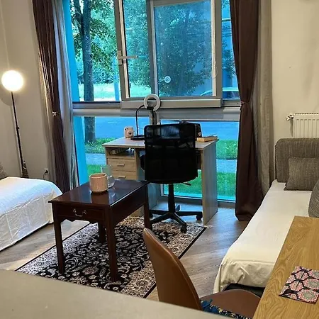 Quiet Riverside Flat - King Bed - Old Town 15 Min Lägenhet