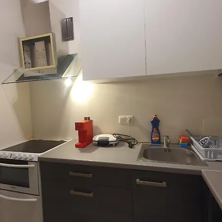 Quiet Riverside Flat - King Bed - Old Town 15 Min