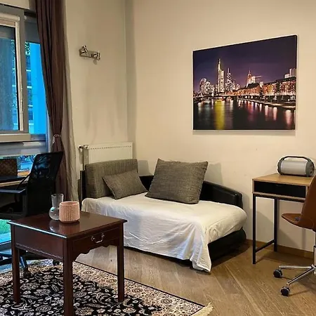 Quiet Riverside Flat - King Bed - Old Town 15 Min アパート *