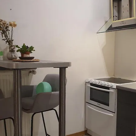 Quiet Riverside Flat - King Bed - Old Town 15 Min *