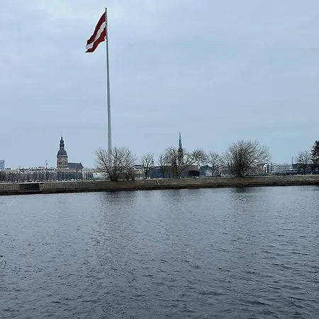 Quiet Riverside Flat - King Bed - Old Town 15 Min Lägenhet